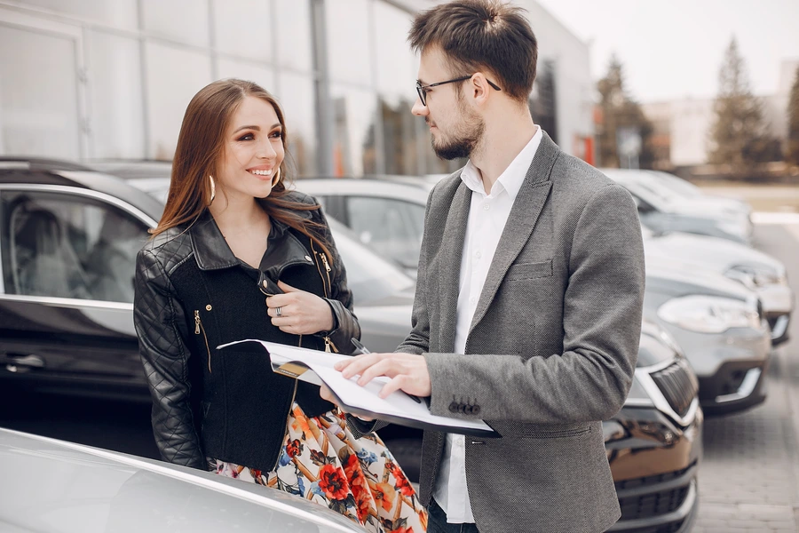 Top Qualities to Look for in a Great Car Salesperson: Your Guide to a Smooth Buying Experience